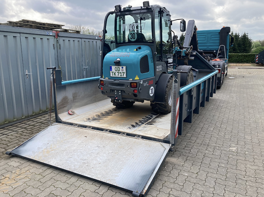 Abrollcontainer mit Rampe