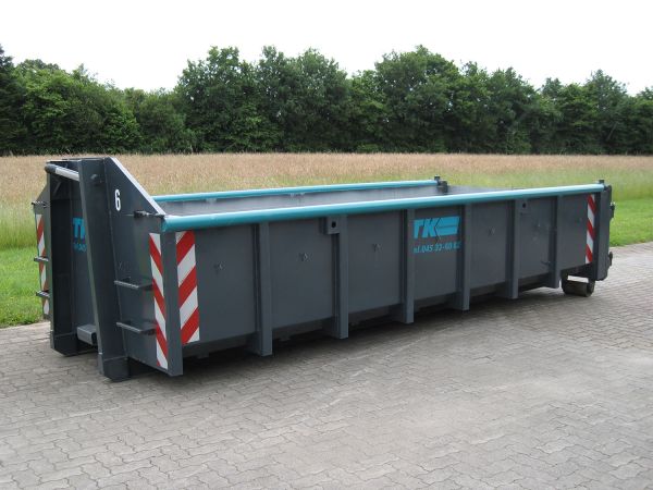 13 m³ großer Abrollcontainer auf einem Betriebshof, geeignet für Bauschutt und Entsorgung – Containerbereitstellung in Schleswig-Holstein