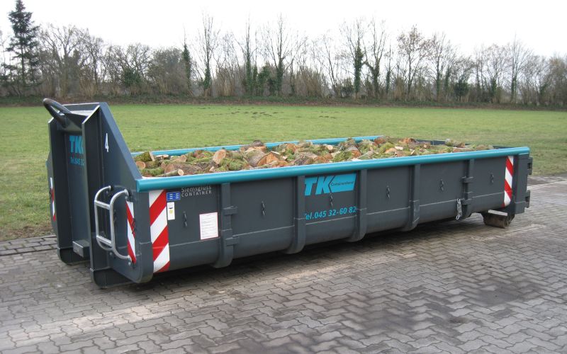 Geschlossener Container mit beladenem Material auf gepflastertem Hof – Bild für Containerbereitstellung und Entsorgung
