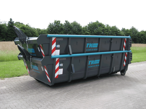 Zwei stapelbare Container übereinander auf einem Hof, geeignet für Bauabfälle und Entsorgung – Containerdienst in Schleswig-Holstein