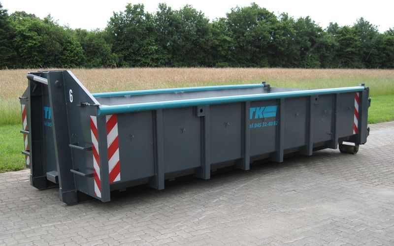 13 m³ großer Abrollcontainer auf einem Betriebshof, geeignet für Bauschutt und Entsorgung – Containerbereitstellung in Schleswig-Holstein